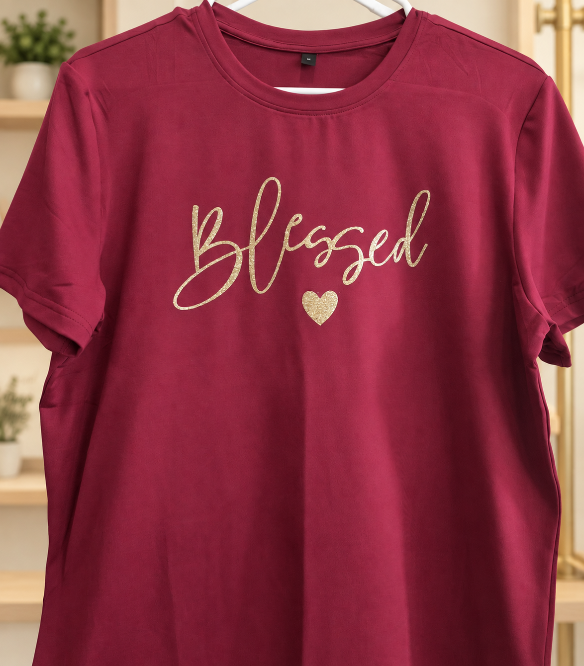 Camiseta “Blessed” para Mujer – Diseño Dorado con Corazón